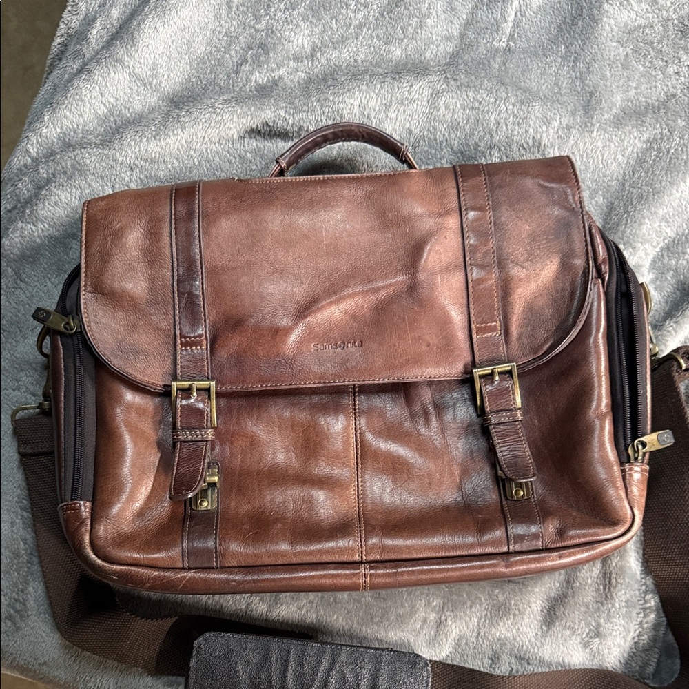 Samsonite Classic Brown Leather Messenger Bag